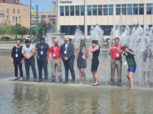 Als SEO standing with his team in a fountain 